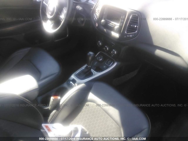 3C4NJDBB3HT680645 - 2017 JEEP COMPASS LATITUDE 银色 照片 5