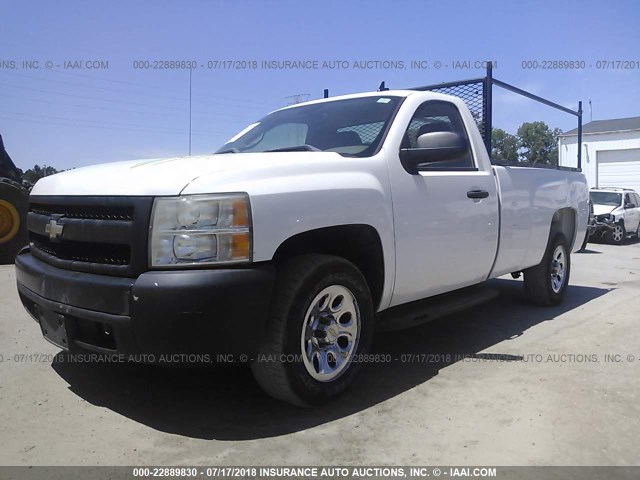 1GCEC14X67Z623140 - 2007 CHEVROLET SILVERADO C1500 CLASSIC WHITE photo 2