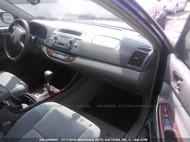 4T1BE30K22U001591 - 2002 TOYOTA CAMRY LE/XLE/SE შავი ფოტო 5