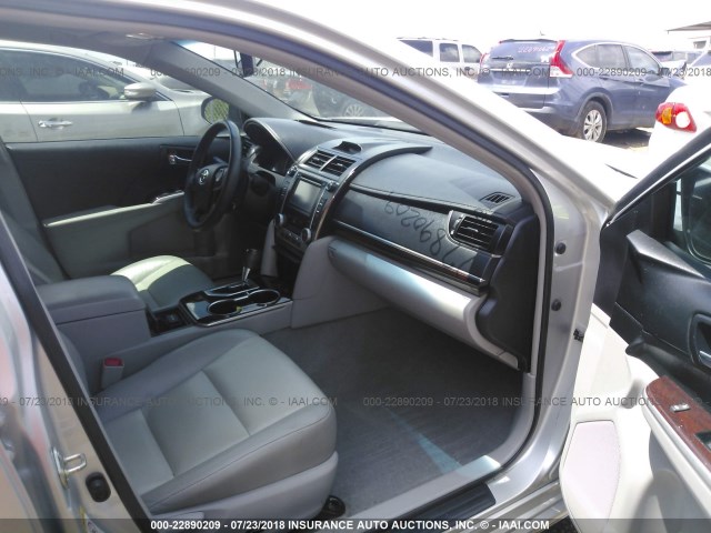 4T4BF1FK3ER347653 - 2014 TOYOTA CAMRY L/SE/LE/XLE Gümüş foto 5