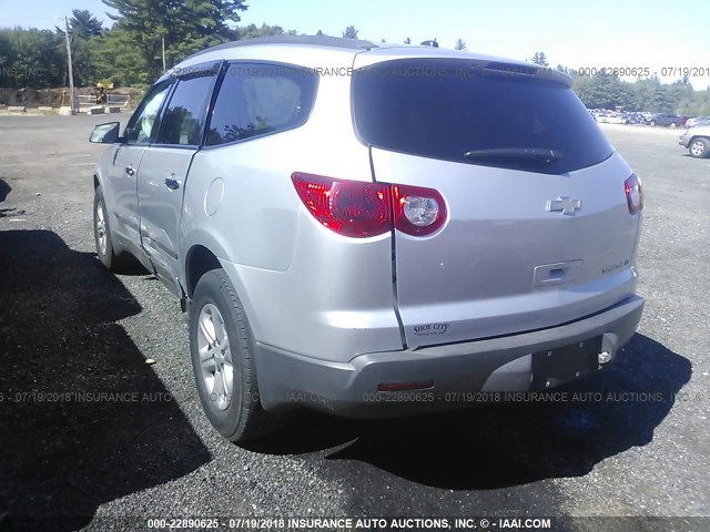 1GNKREED5BJ128813 - 2011 CHEVROLET TRAVERSE LS SILVER photo 3