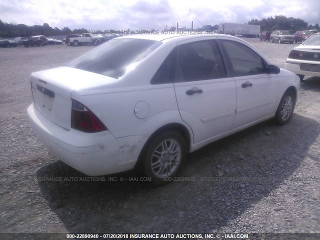 1FAFP34N67W251390 - 2007 FORD FOCUS ZX4/S/SE/SES WHITE photo 4
