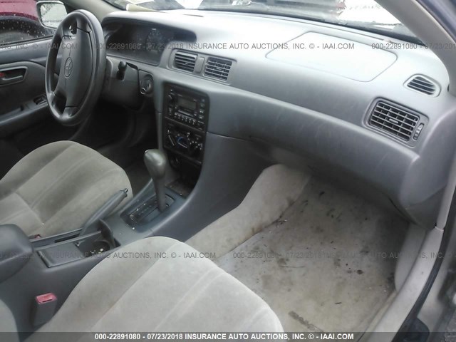 4T1BG28K6XU514889 - 1999 TOYOTA CAMRY CE/LE/XLE ნაცრისფერი ფოტო 5