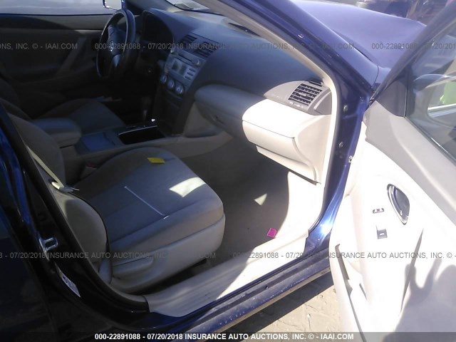 4T1BF3EK2BU600514 - 2011 TOYOTA CAMRY SE/LE/XLE BLUE photo 5