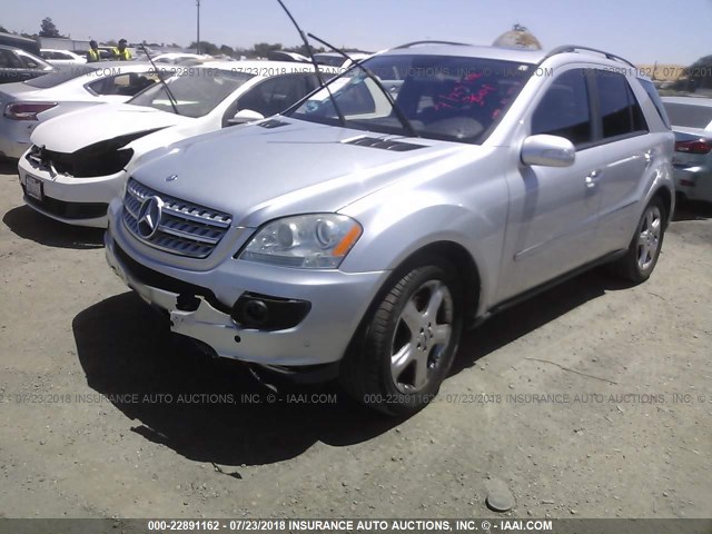 4JGBB75E06A017833 - 2006 MERCEDES-BENZ ML 500 SILVER photo 2