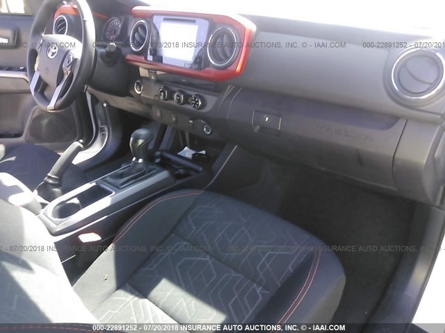 3TMAZ5CN9HM046465 - 2017 TOYOTA TACOMA DBL CAB/SR5/TRD SPORT/OR WHITE photo 5