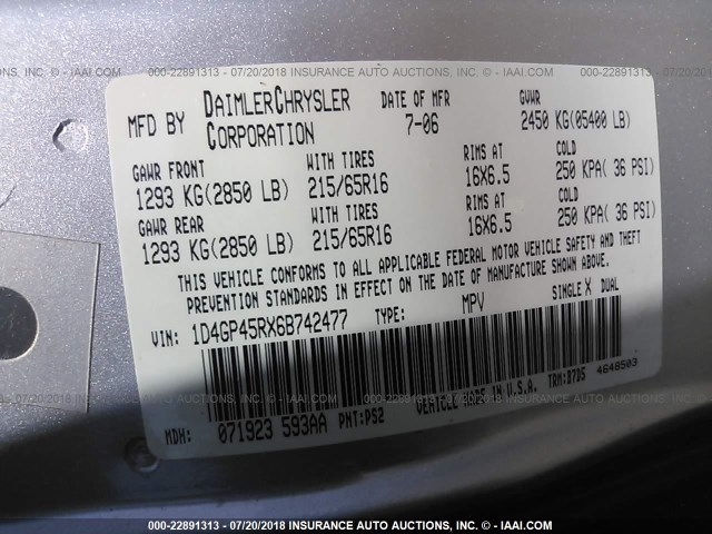 1D4GP45RX6B742477 - 2006 DODGE CARAVAN SXT SILVER photo 9