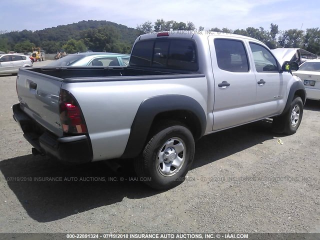 5TFLU4EN3DX062390 - 2013 TOYOTA TACOMA DOUBLE CAB ვერცხლისფერი ფოტო 4