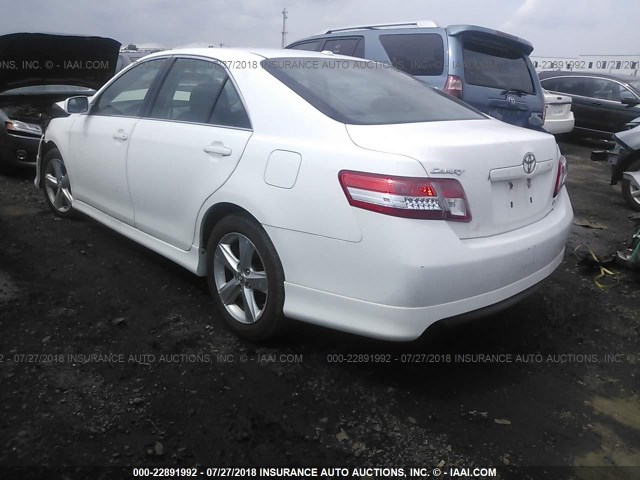 4T1BF3EK3BU654405 - 2011 TOYOTA CAMRY SE/LE/XLE თეთრი ფოტო 3