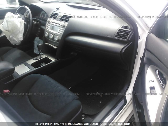 4T1BF3EK3BU654405 - 2011 TOYOTA CAMRY SE/LE/XLE თეთრი ფოტო 5