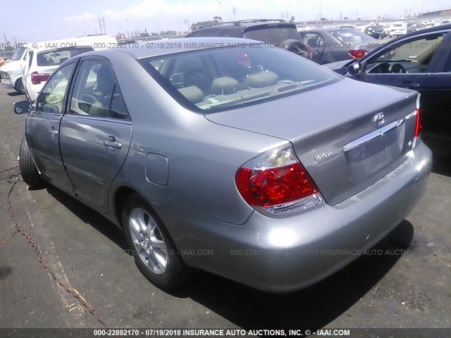 JTDBF32K350165703 - 2005 TOYOTA CAMRY LE/XLE/SE 银色 照片 3