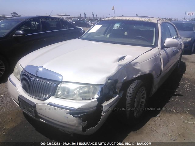 1LNHM83WXXY648488 - 1999 LINCOLN TOWN CAR CARTIER CREAM photo 2