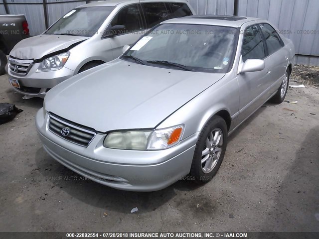 4T1BF28K11U967196 - 2001 TOYOTA CAMRY LE/XLE SILVER photo 2