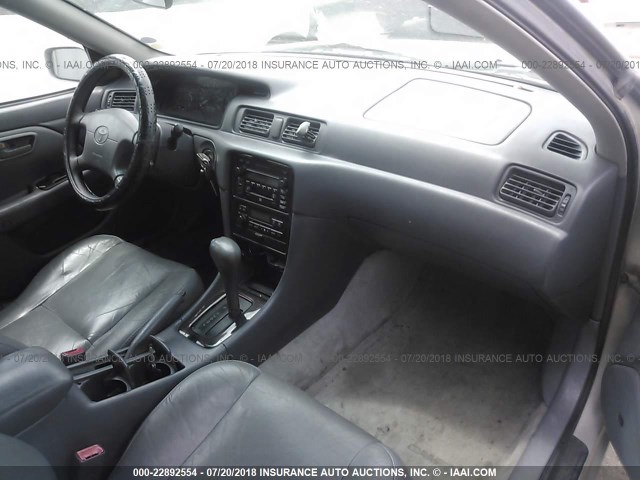 4T1BF28K11U967196 - 2001 TOYOTA CAMRY LE/XLE SILVER photo 5