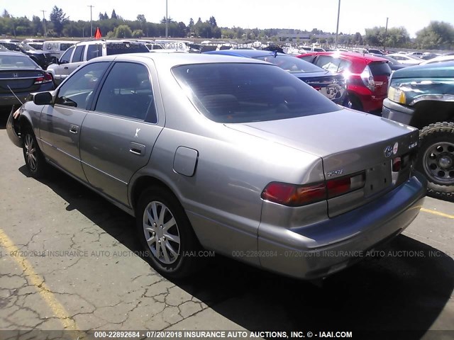 4T1BF22KXVU018521 - 1997 TOYOTA CAMRY CE/LE/XLE ნაცრისფერი ფოტო 3