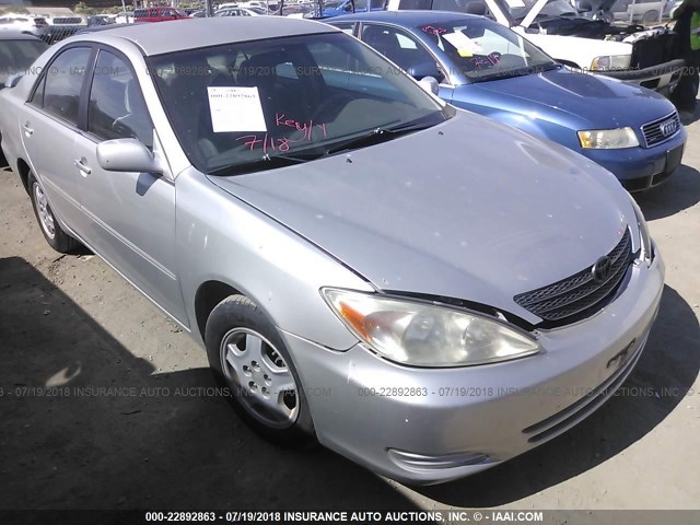 4T1BF30K72U032588 - 2002 TOYOTA CAMRY LE/XLE/SE 银色 照片 1