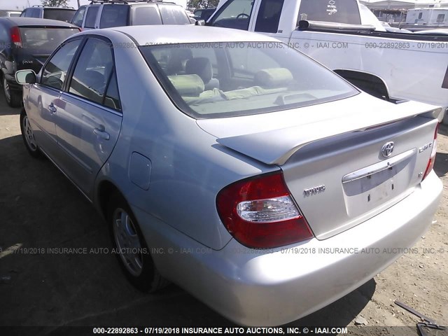 4T1BF30K72U032588 - 2002 TOYOTA CAMRY LE/XLE/SE 银色 照片 3