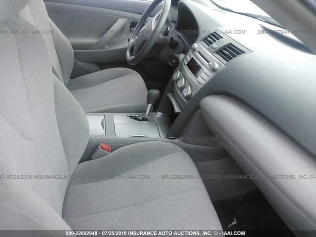 4T1BF3EK6BU205638 - 2011 TOYOTA CAMRY SE/LE/XLE ნაცრისფერი ფოტო 5