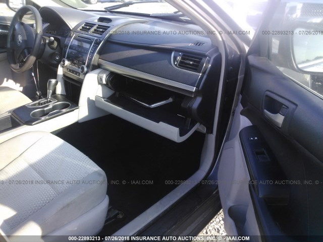 4T4BF1FK1CR208098 - 2012 TOYOTA CAMRY SE/LE/XLE ნაცრისფერი ფოტო 5