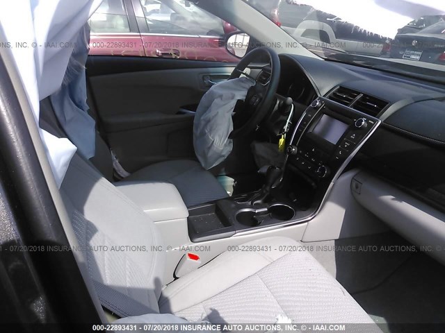 4T1BF1FK5GU541453 - 2016 TOYOTA CAMRY LE/XLE/SE/XSE GRAY photo 5