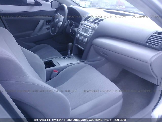 4T1BF3EK4AU071906 - 2010 TOYOTA CAMRY SE/LE/XLE ვერცხლისფერი ფოტო 5
