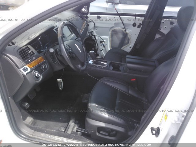 1LNHL9DK6DG602419 - 2013 LINCOLN MKS WHITE photo 5