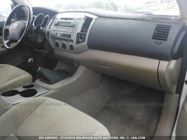 5TETX62N06Z158044 - 2006 TOYOTA TACOMA PRERUNNER ACCESS CAB WHITE photo 5