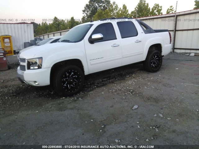 3GNTKFE70CG133378 - 2012 CHEVROLET AVALANCHE LT WHITE photo 2