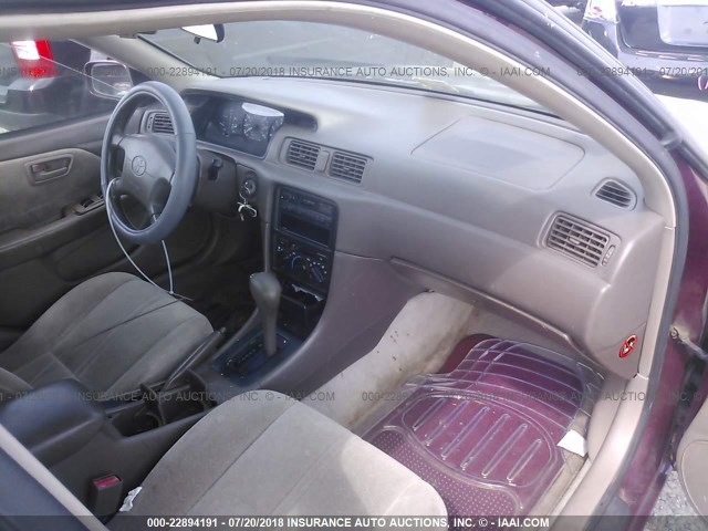 4T1BG22K2VU070349 - 1997 TOYOTA CAMRY CE/LE/XLE 勃艮第红 照片 5