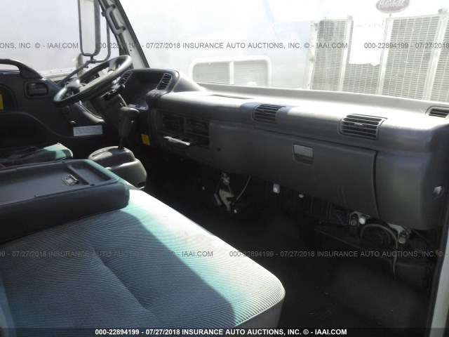 J8BC4B14XY7004923 - 2000 CHEVROLET TILT MASTER W4S04  WHITE photo 5