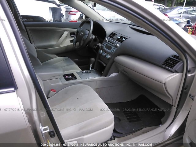 4T1BE46K49U853464 - 2009 TOYOTA CAMRY SE/LE/XLE SILVER photo 5