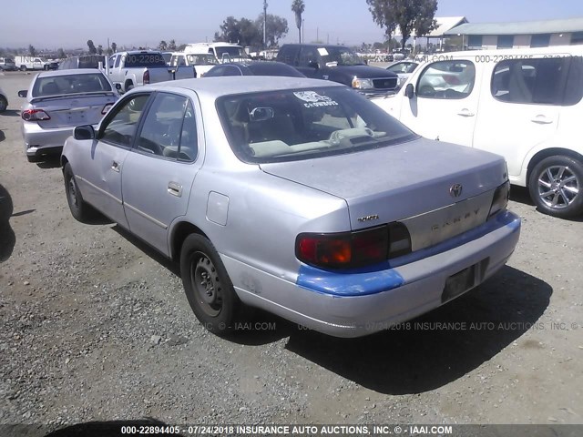 JT2BG12K4T0406658 - 1996 TOYOTA CAMRY DX/LE/XLE ვერცხლისფერი ფოტო 3