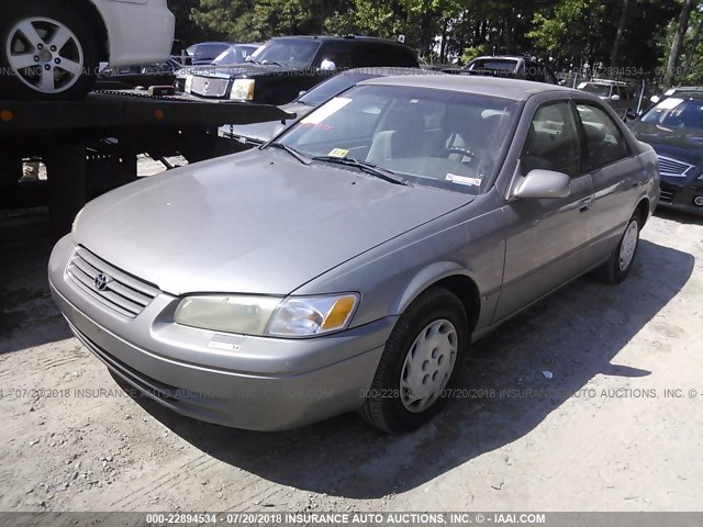 4T1BG22KXWU388690 - 1998 TOYOTA CAMRY CE/LE/XLE GRAY photo 2