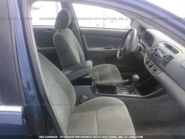 4T1BE32K62U581098 - 2002 TOYOTA CAMRY LE/XLE/SE Mavi foto 5