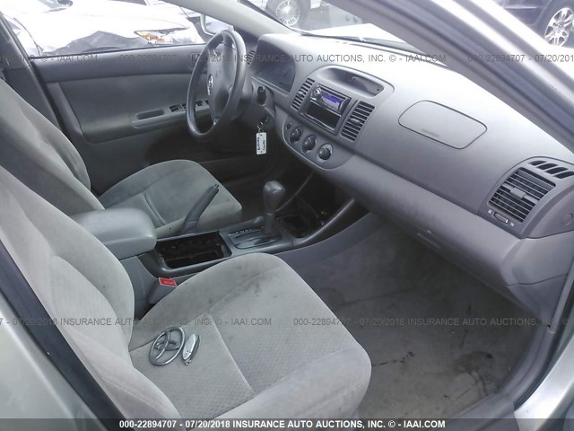 JTDBE32KX20009429 - 2002 TOYOTA CAMRY LE/XLE/SE Boz foto 5