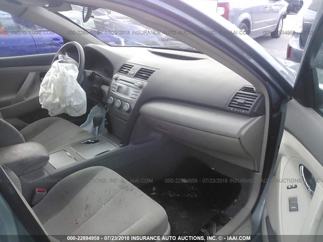 JTNBF3EK8B3011568 - 2011 TOYOTA CAMRY SE/LE/XLE GRAY photo 5