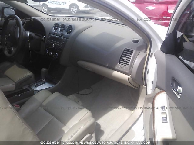 1N4BL24E98C101345 - 2008 NISSAN ALTIMA 3.5SE WHITE photo 5