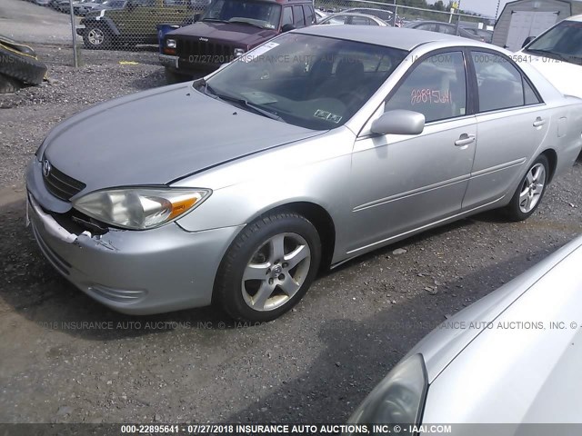 4T1BE32K52U075794 - 2002 TOYOTA CAMRY LE/XLE/SE SILVER photo 2