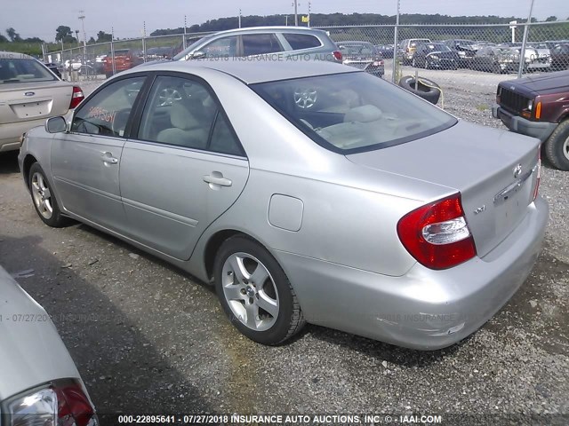 4T1BE32K52U075794 - 2002 TOYOTA CAMRY LE/XLE/SE 银色 照片 3