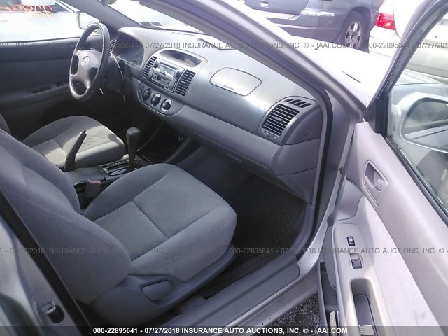 4T1BE32K52U075794 - 2002 TOYOTA CAMRY LE/XLE/SE 银色 照片 5