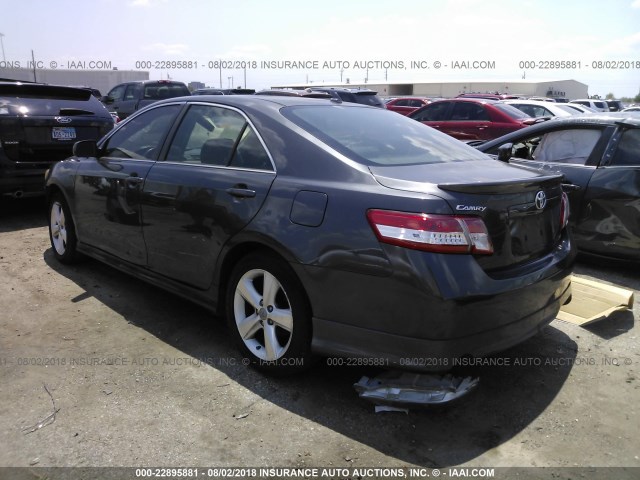 4T1BF3EK2BU636431 - 2011 TOYOTA CAMRY SE/LE/XLE 灰色 照片 3