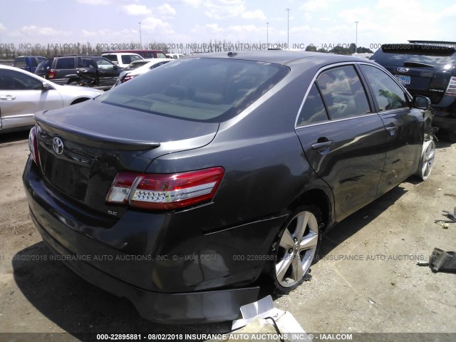 4T1BF3EK2BU636431 - 2011 TOYOTA CAMRY SE/LE/XLE 灰色 照片 4