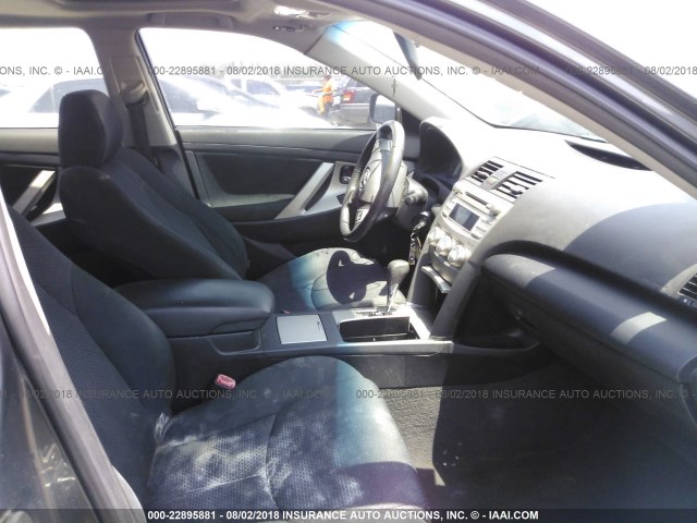 4T1BF3EK2BU636431 - 2011 TOYOTA CAMRY SE/LE/XLE 灰色 照片 5