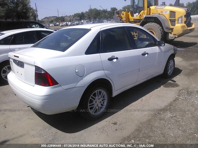 1FAFP34N67W122808 - 2007 FORD FOCUS ZX4/S/SE/SES WHITE photo 4