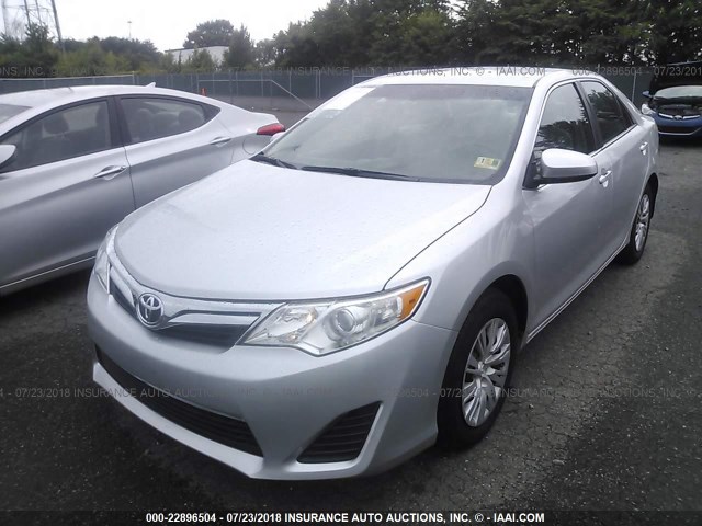 4T4BF1FKXDR295758 - 2013 TOYOTA CAMRY L/SE/LE/XLE 银色 照片 2