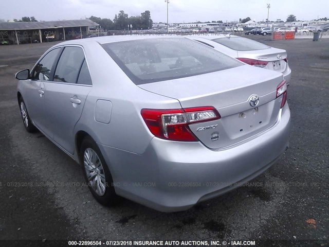 4T4BF1FKXDR295758 - 2013 TOYOTA CAMRY L/SE/LE/XLE 银色 照片 3