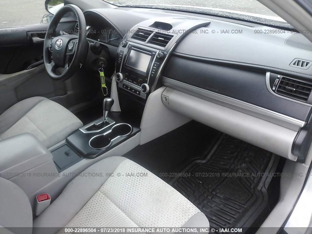 4T4BF1FKXDR295758 - 2013 TOYOTA CAMRY L/SE/LE/XLE 银色 照片 5