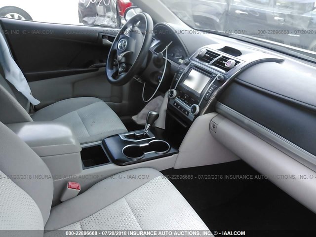 4T1BF1FK2EU817648 - 2014 TOYOTA CAMRY L/SE/LE/XLE 灰色 照片 5