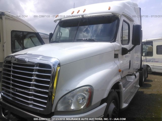 1FUJGLDR2CSBR9955 - 2012 FREIGHTLINER CASCADIA 125  WHITE photo 2