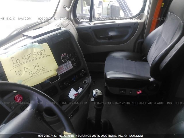 1FUJGLDR2CSBR9955 - 2012 FREIGHTLINER CASCADIA 125  WHITE photo 5